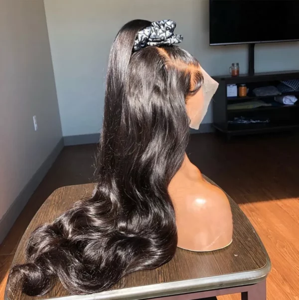 Caractéristique de la perruque sur la photo: Matière: virgin human hair Style: Body wave Lace: 13×6 Couleur: Naturelle – noir Longueur: 36" Densité: 180%