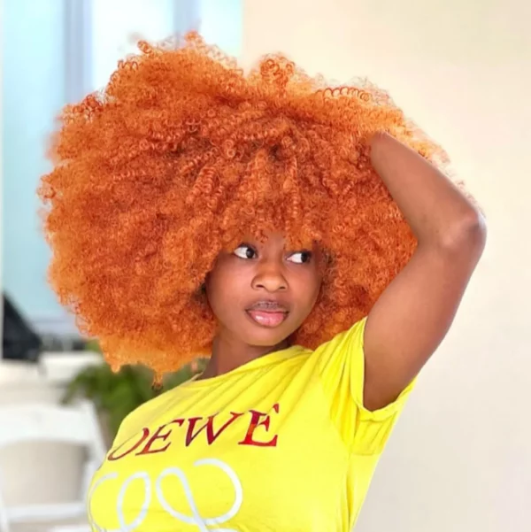 Caractéristique de la perruque sur la photo: Matière: virgin human hair Style: Afro Longueur: 14” Couleur: orange 350# Densité: 200%