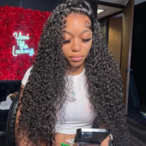 Caractéristique de la perruque sur la photo: Matière: virgin human hair Style: Deep Wave Couleur: Naturelle – noir Lace: 13×4 Densité: 200% Longueur: 30"