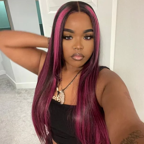 Caractéristique de la perruque sur la photo: Matière: virgin human hair Style: Straight Longueur: 32” Couleur: Black Hair With Pink Highlights Lace: 13×4 Densité: 180%