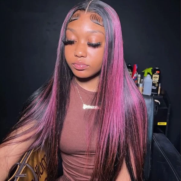 Caractéristique de la perruque sur la photo: Matière: virgin human hair Style: Straight Longueur: 32” Couleur: Black Hair With Pink Highlights Lace: 13×4 Densité: 180%